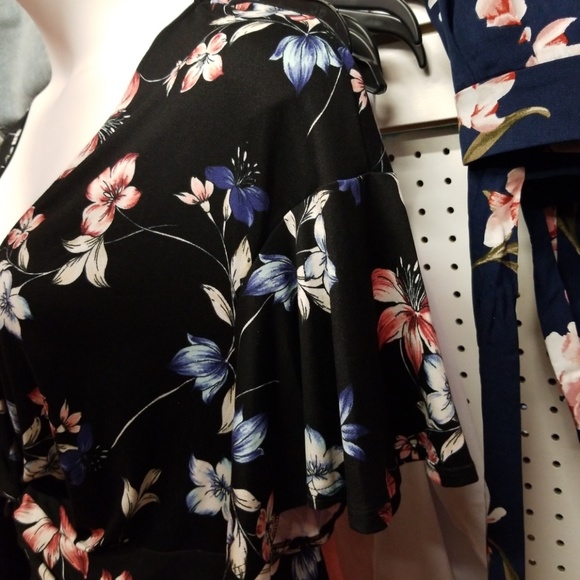 ! Plus Size Black Floral Crop - Picture 5 of 6